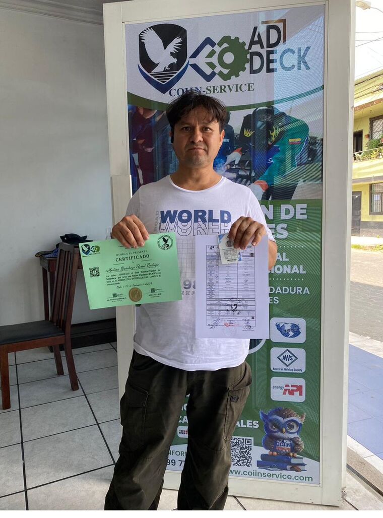 Estudiante con su certificado y registro de calificación aprobados