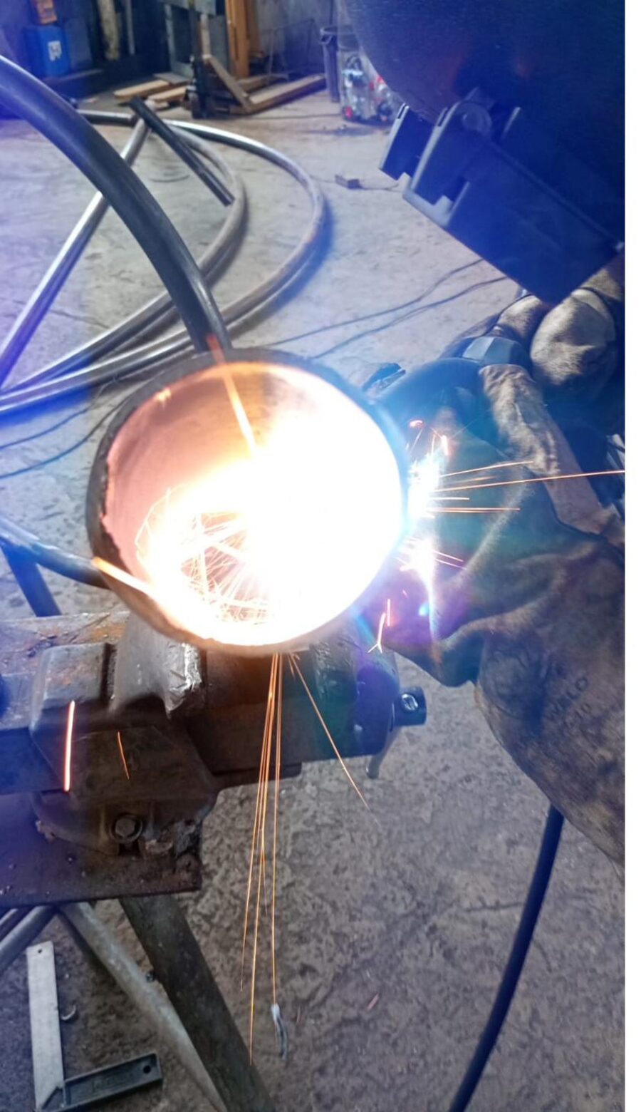 Soldador ejecutando un cordón en tubería con arco encendido